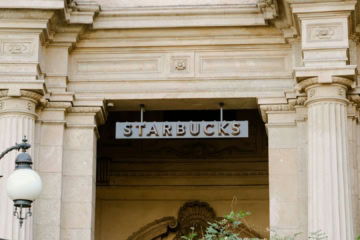 starbucks encadré par façade classique en pierre