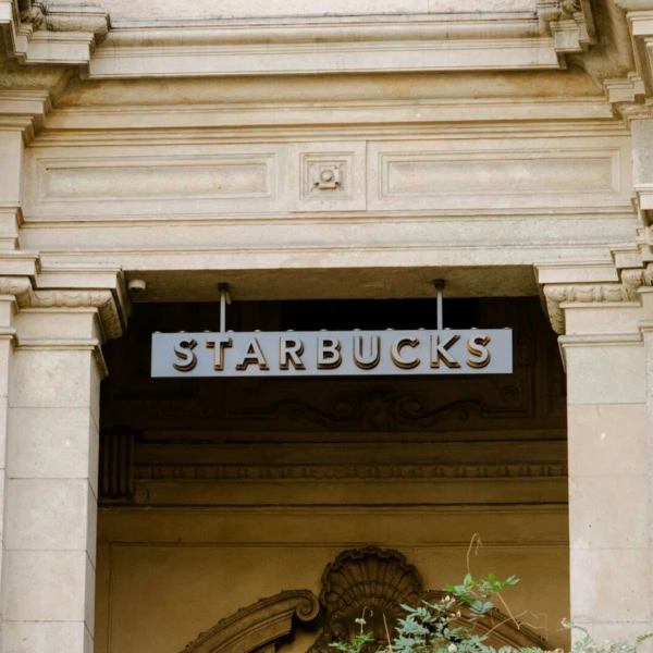 starbucks encadré par façade classique en pierre
