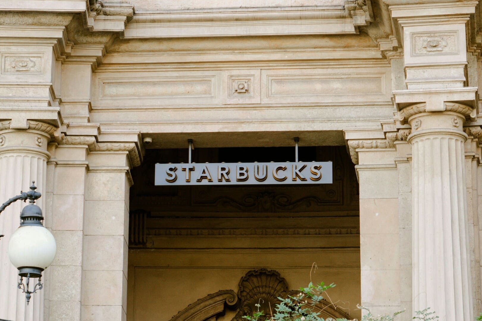 starbucks encadré par façade classique en pierre