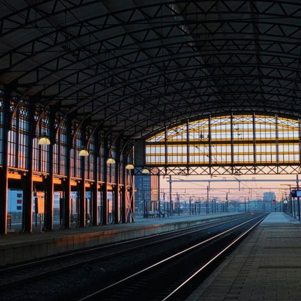 gare voûtée à verrière, voyageur solitaire