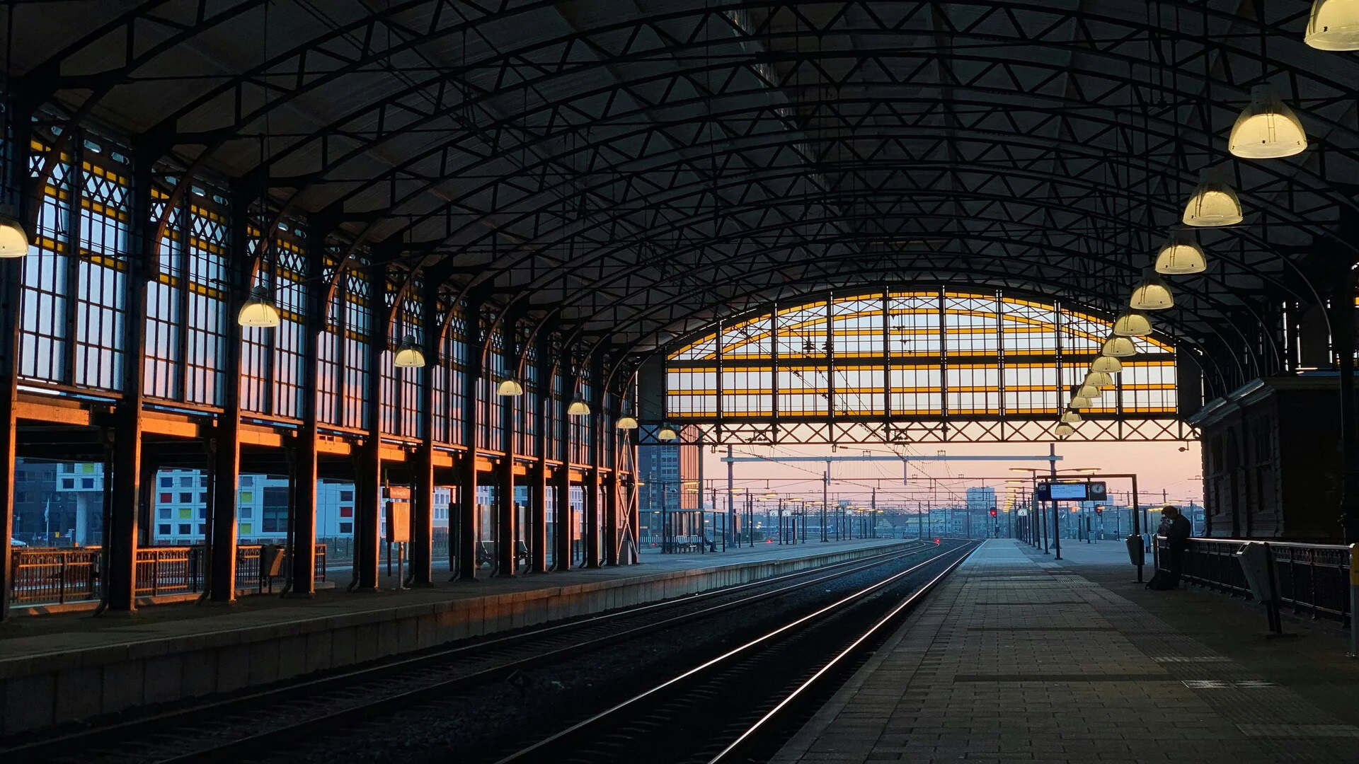 gare voûtée à verrière, voyageur solitaire