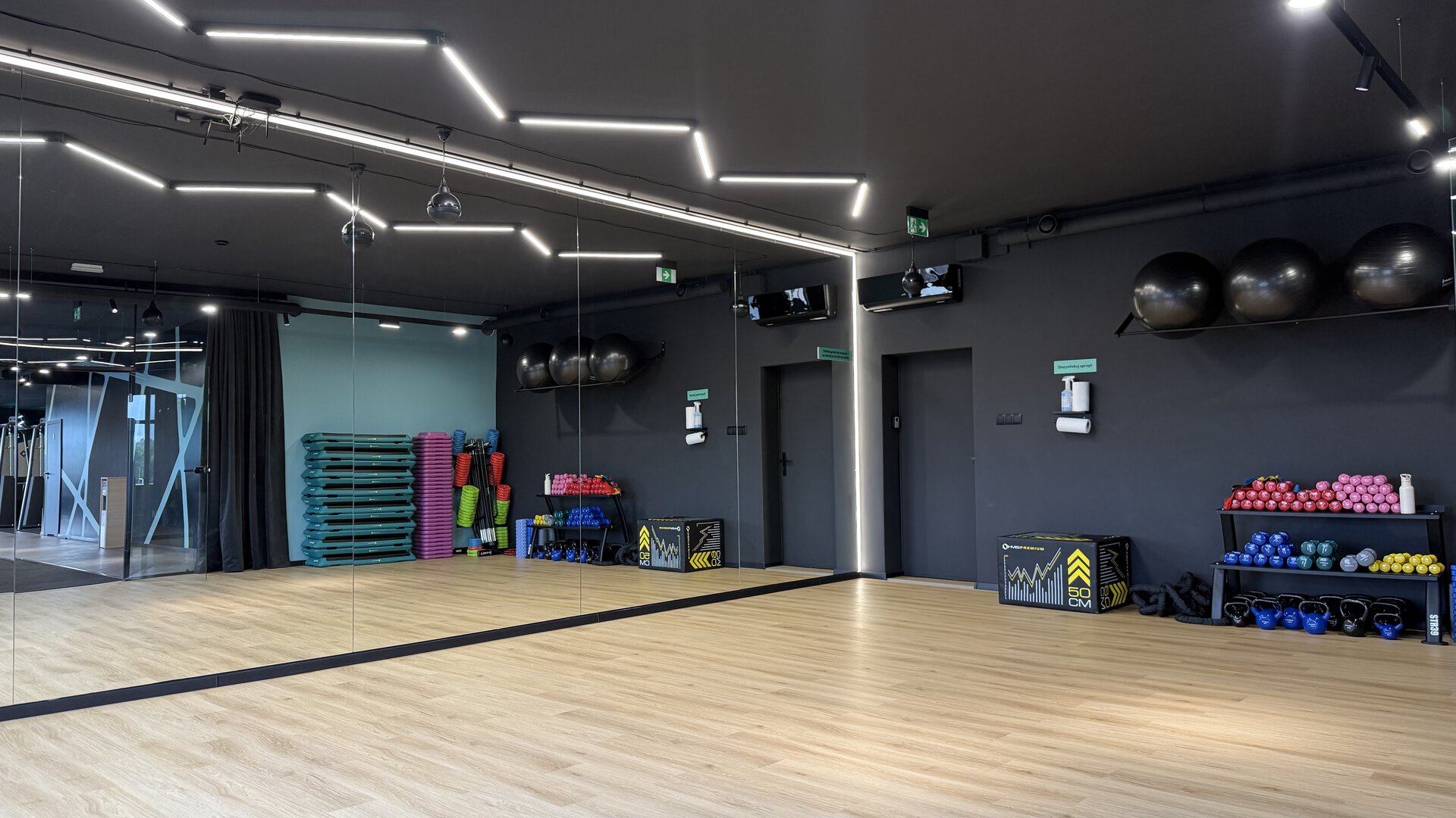 nowoczesne studio fitness z lustrami i sprzętem