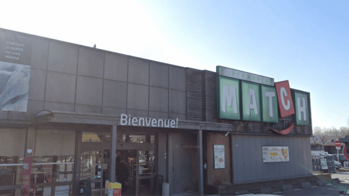 entrée du supermarché match et caddies