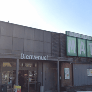 entrée du supermarché match et caddies