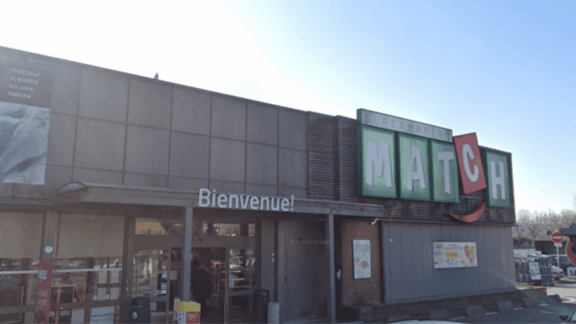 entrée du supermarché match et caddies