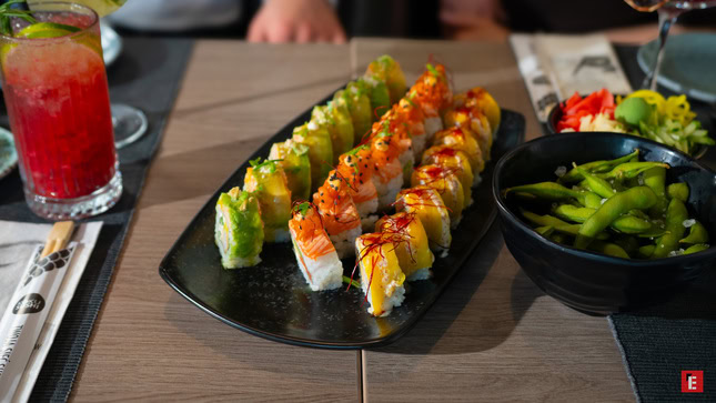 deska sushi z awokado, mango i edamame