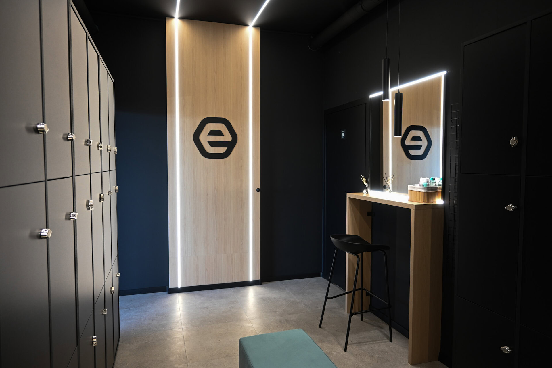 minimalistyczna szatnia z oświetleniem led