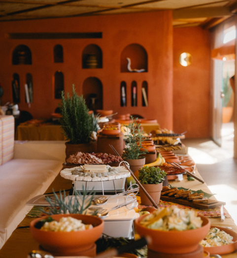 buffet méditerranéen en terre cuite : salades et fromages