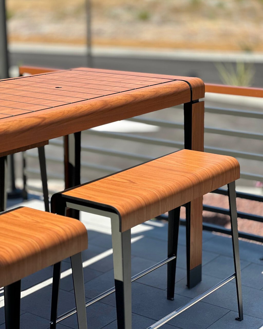 table haute moderne en bois et métal pour terrasse
