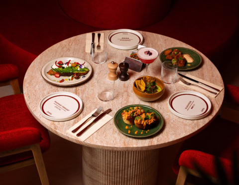 tapas à partager : tartine avocat et cocktail rose