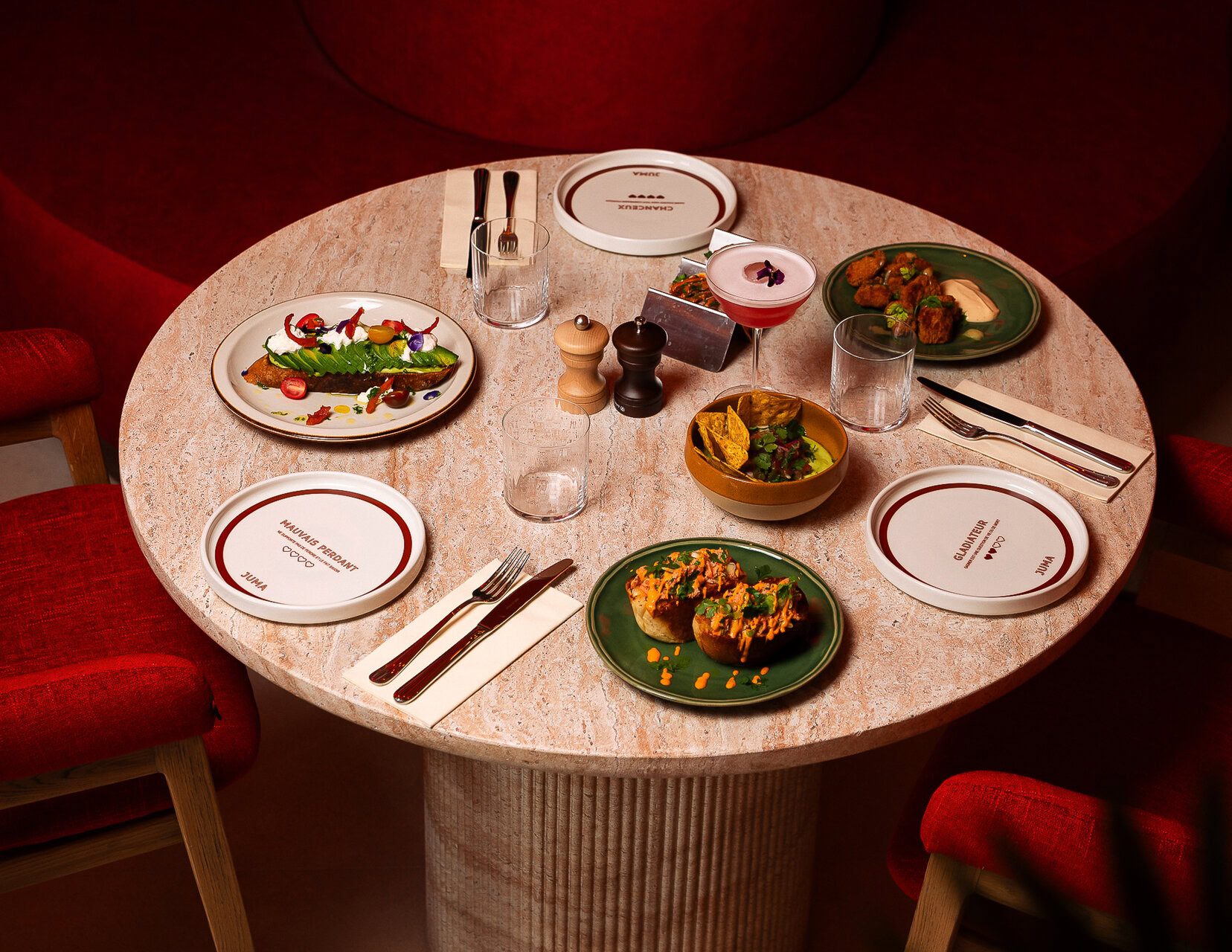 tapas à partager : tartine avocat et cocktail rose