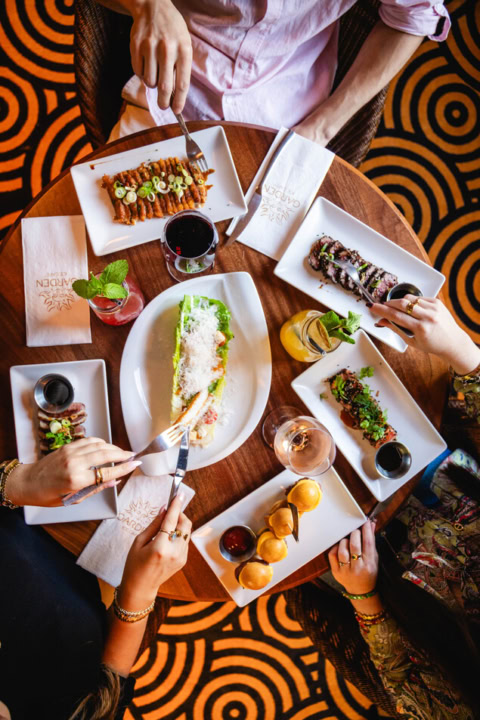 table ronde de restaurant, vue du dessus