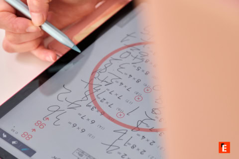 stylet bleu annotant des Équations sur tablette