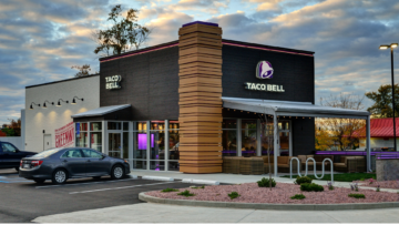 taco bell außenansicht bei dämmerung: terrasse und neon