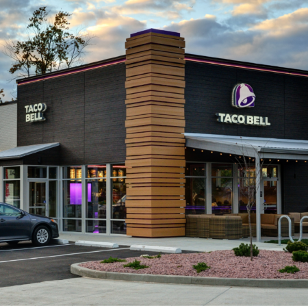 taco bell außenansicht bei dämmerung: terrasse und neon