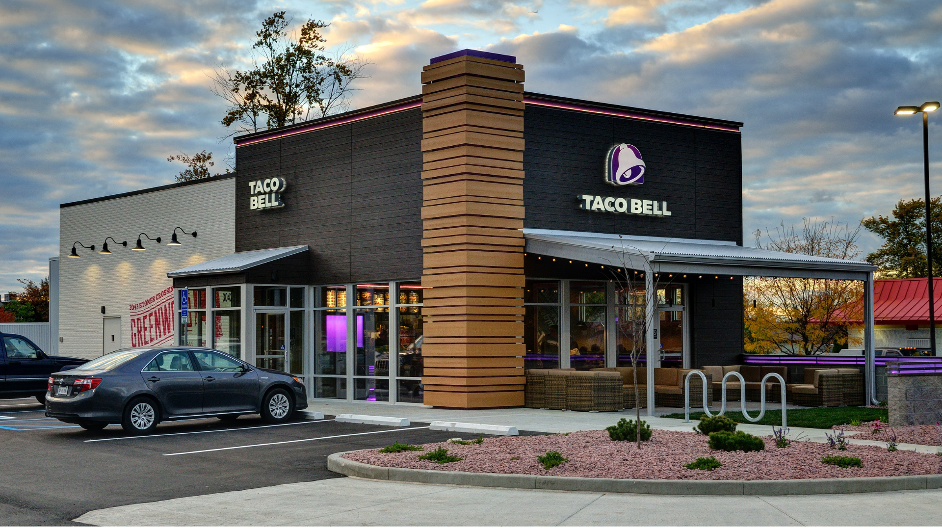 taco bell außenansicht bei dämmerung: terrasse und neon