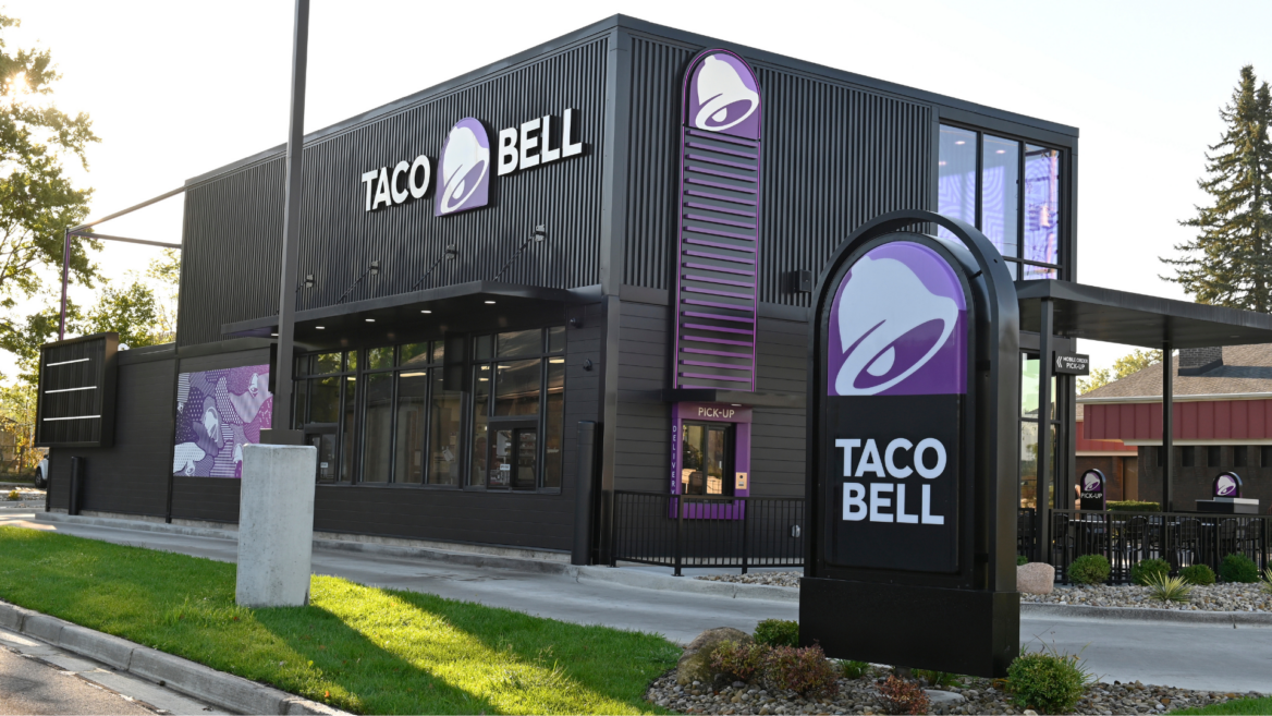 moderne taco bell außenansicht mit drive‑thru