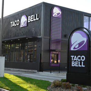 moderne taco bell außenansicht mit drive‑thru