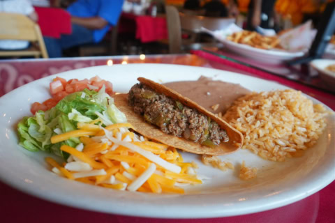 taco mexicano con arroz, frijoles y ensalada