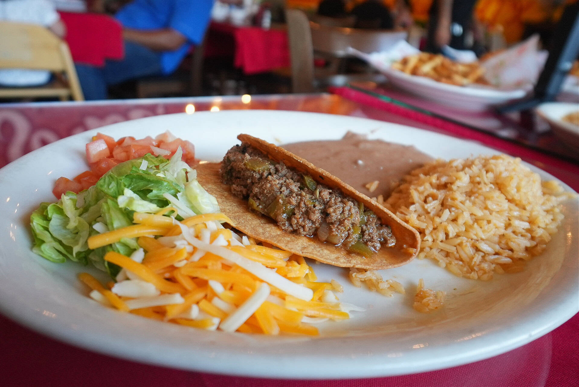 taco mexicano con arroz, frijoles y ensalada