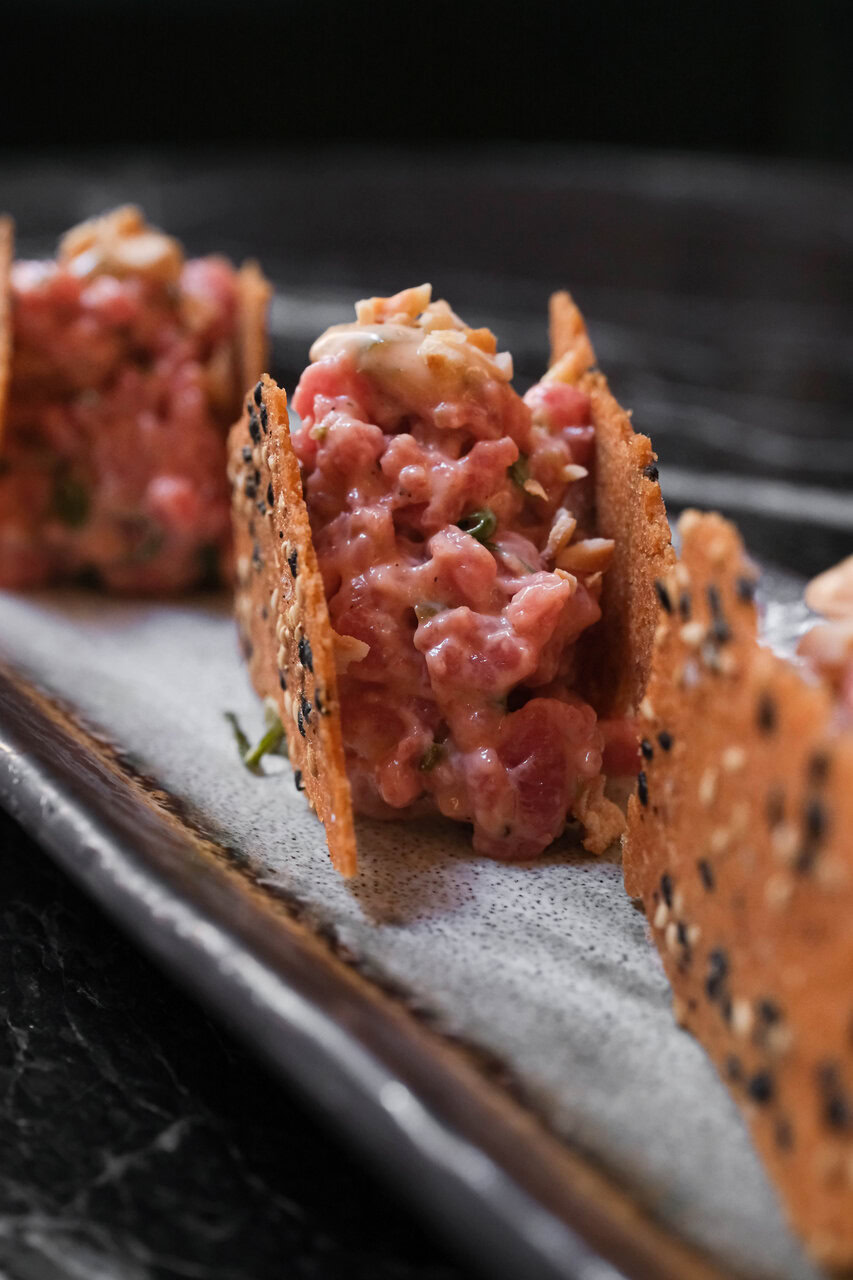 tacos croustillants au tartare de poisson et sésame
