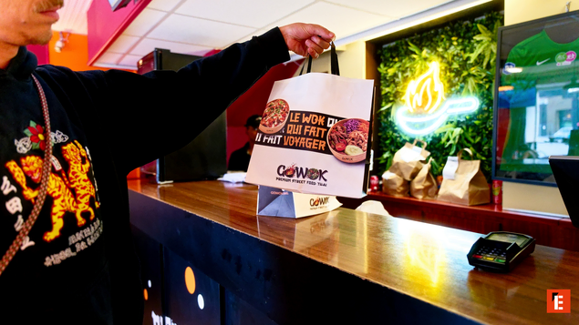 sac takeaway remis au comptoir du restaurant