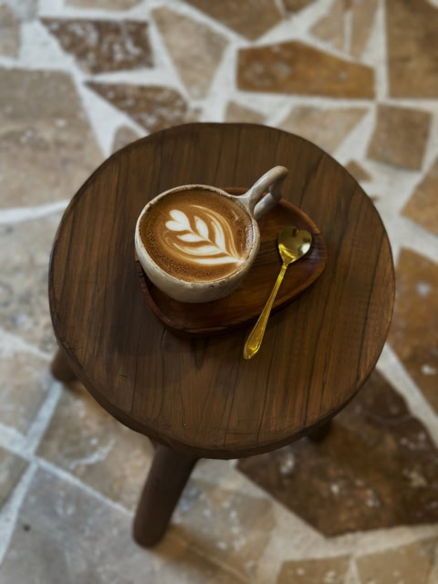 tasse de latte art sur plateau en bois