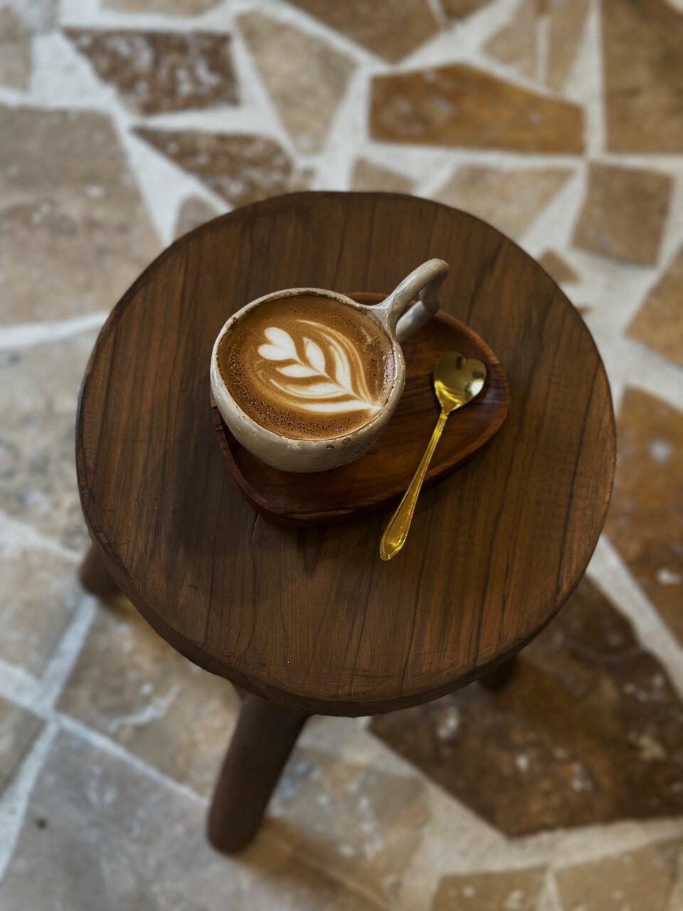 tasse de latte art sur plateau en bois