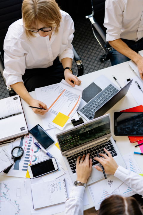 réunion d’Équipe vue du dessus, travail collaboratif