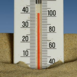 termometro nella sabbia: caldo estivo in spiaggia