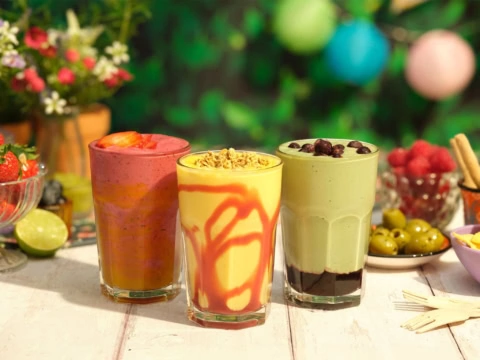 summer garden smoothies: strawberry, mango and green berry