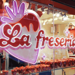 escaparate neón de fresas y postres