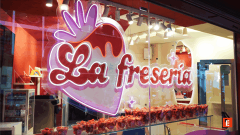 escaparate neón de fresas y postres
