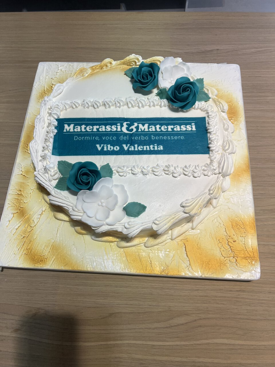 torta aziendale con logo materassi vibo valentia