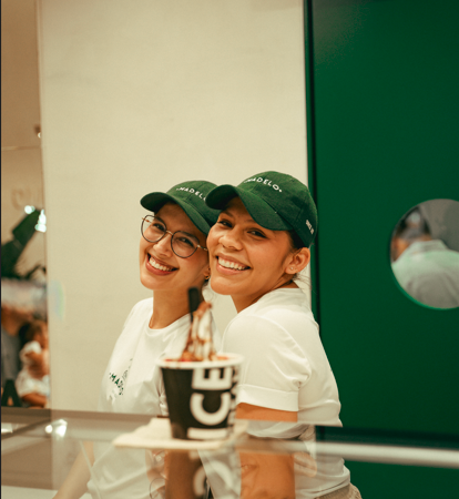 sonrisas en el puesto de helados
