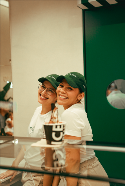 sonrisas en el puesto de helados