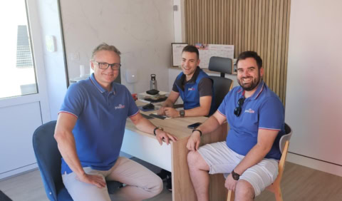 trois hommes en réunion dans un bureau lumineux