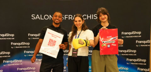 Équipe au salon de la franchise : gant, qr code, dossier