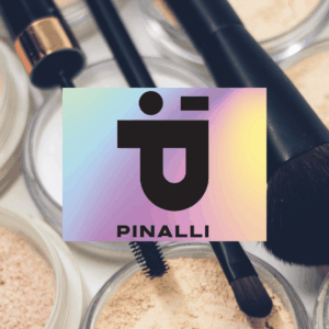 trucco in polvere con pennelli e logo pinalli
