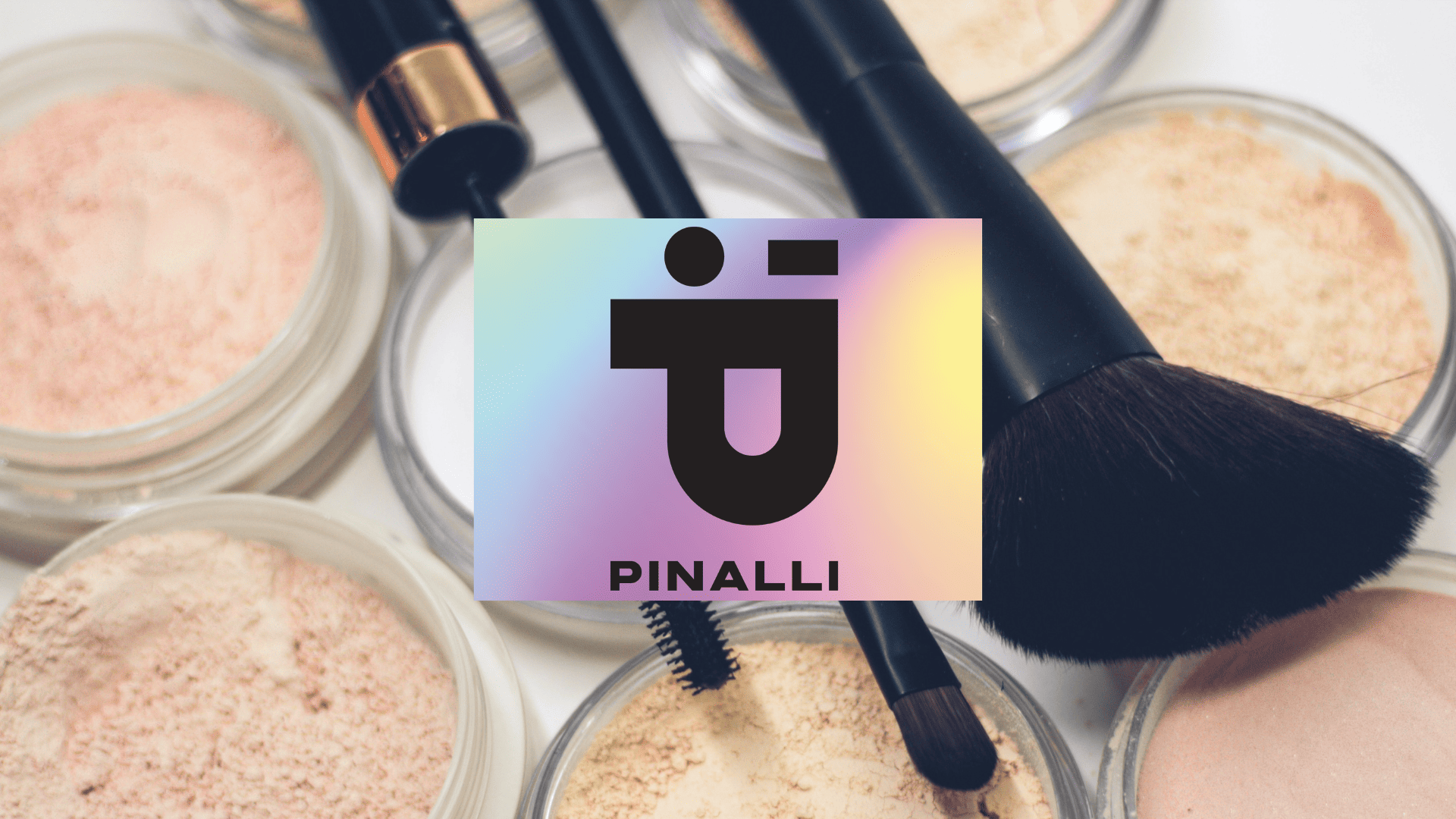 trucco in polvere con pennelli e logo pinalli