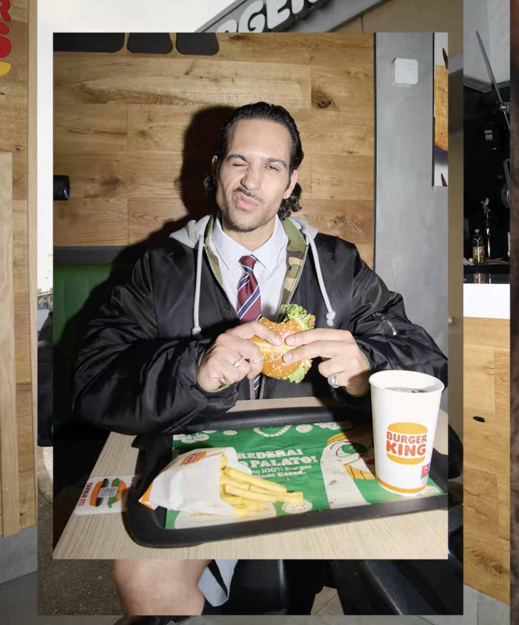 uomo al burger king con hamburger e patatine