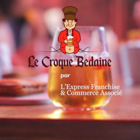 verre de bière ambrée au bistrot le croque bedaine