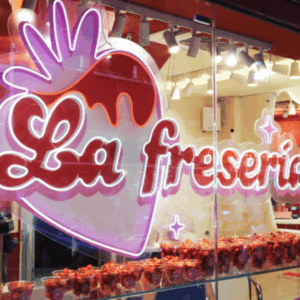 vetrina neon: coppe di fragole da asporto