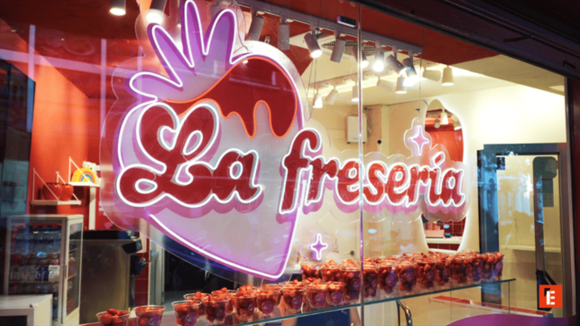 vetrina neon: coppe di fragole da asporto