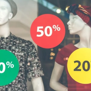 vetrina dei saldi: manichini con sconti 50% 30% 20%