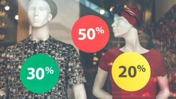 vetrina dei saldi: manichini con sconti 50% 30% 20%