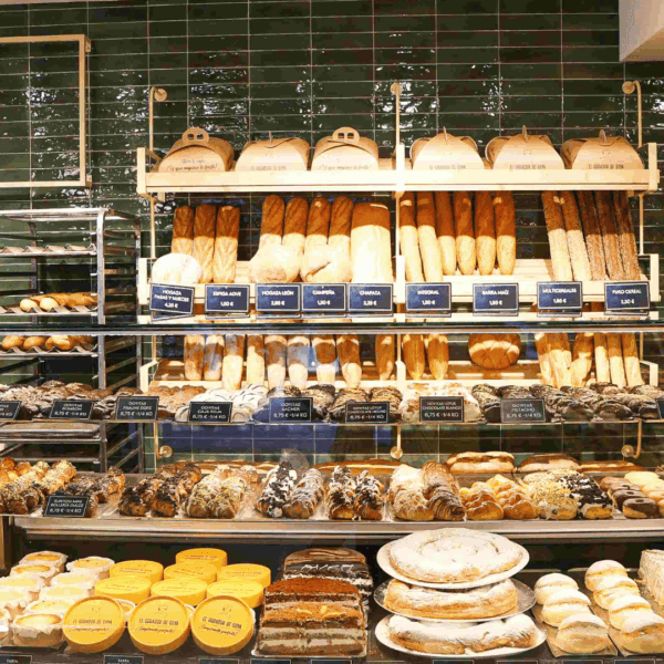 vitrina de panadería artesanal con croissants y pasteles