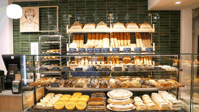 vitrina de panadería artesanal con croissants y pasteles