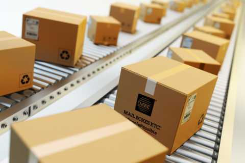 cajas de cartón en cinta transportadora de almacén