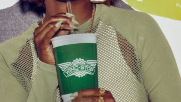 mains ornées tenant gobelet vert wingstop